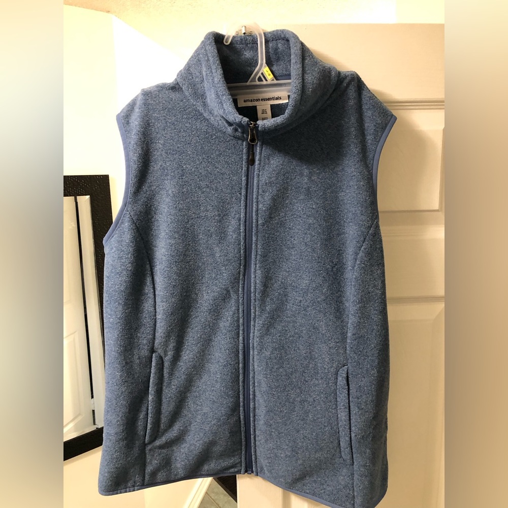 AMAZON ESSENTIALS  | SLEEVELESS VEST: XL (NWOT)
